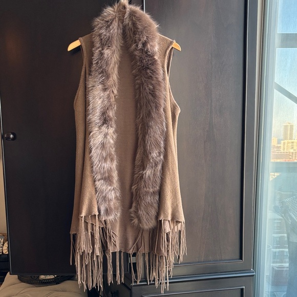 Brown Sleeveless Vest Sweater with Faux Fur Trim - Picture 3 of 13